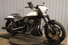 2017 Harley-Davidson® CVO™ Pro Street Breakout® FXSE thumb 2
