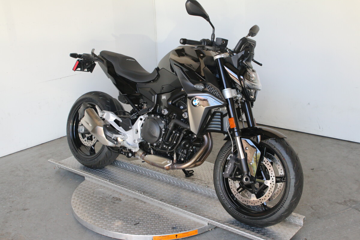 2025 BMW F 900 R - Photo 2