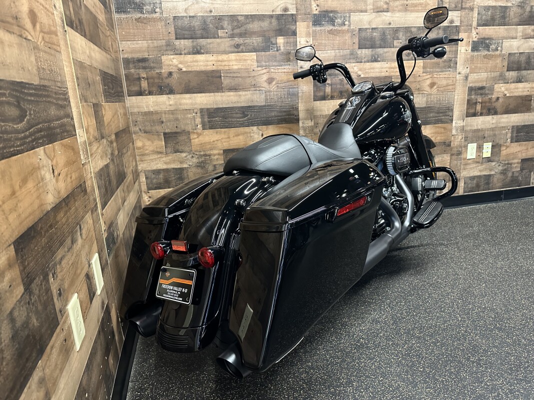 2025 Harley-Davidson Road King Special Vivid Black FLHRXS - Photo 2