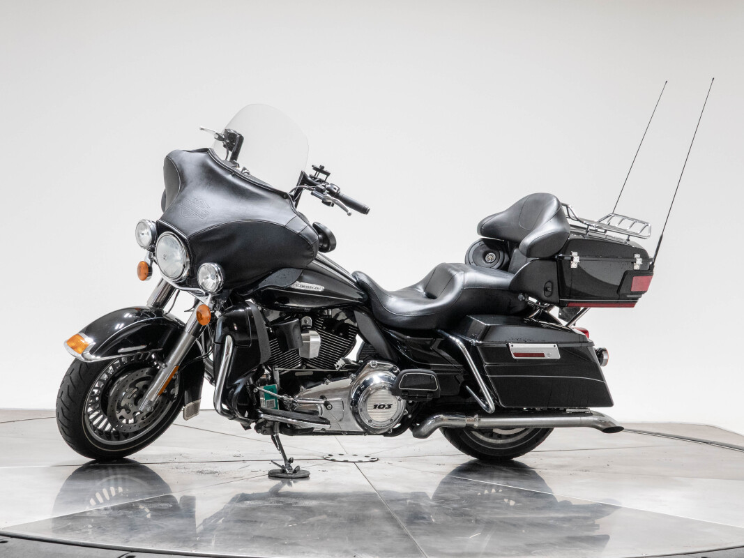 2013 HARLEY-DAVIDSON FLHTK LIMITED in BLACK W/ PINSTRIPE with 15145 miles - Photo 9