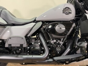 2025 FLHXU Street Glide® thumb 3