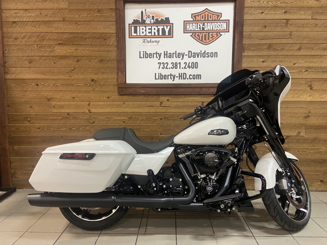 2025 Harley-Davidson Street Glide White Onyx Pearl - Black Finish FLHX