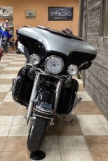 2013 Harley-Davidson® Ultra Classic® Electra Glide® Midnight Blue/Barracuda Silver thumb 3