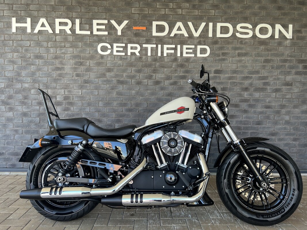 Harley-Davidson タンク 黒/赤/青 青いデニム柄で彩られたロー&ロングのフォーティーエイト（2018