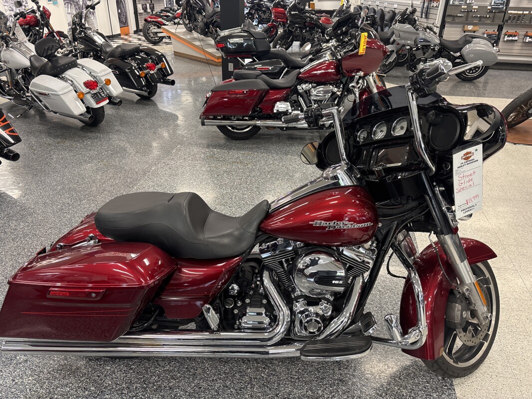 2016 Harley-Davidson Street Glide Special Velocity Red Sunglo