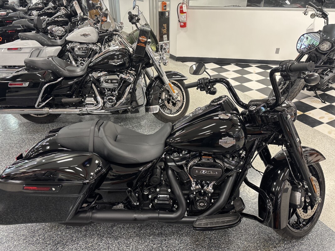 2025 Harley-Davidson Road King Special Vivid Black