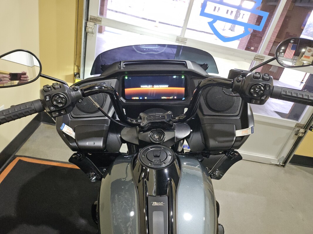2025 Harley-Davidson Road Glide Iron Horse Metallic - Black Finish - Photo 4