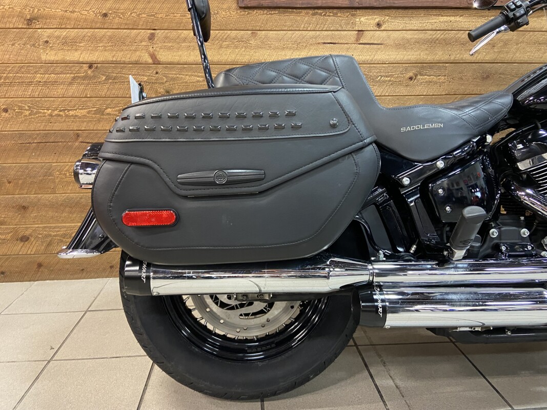 2019 Harley-Davidson Heritage Classic Vivid Black FLHC - Photo 5
