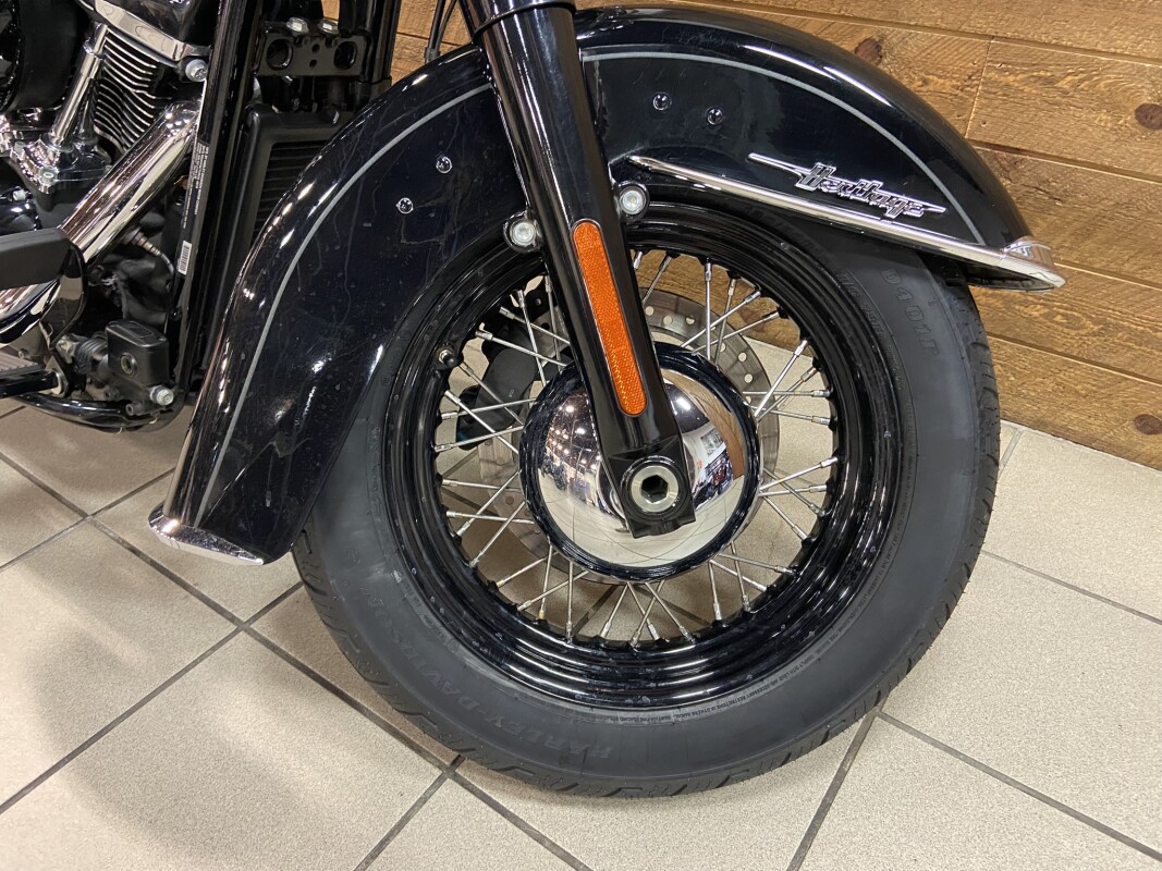 2019 Harley-Davidson Heritage Classic Vivid Black FLHC - Photo 4