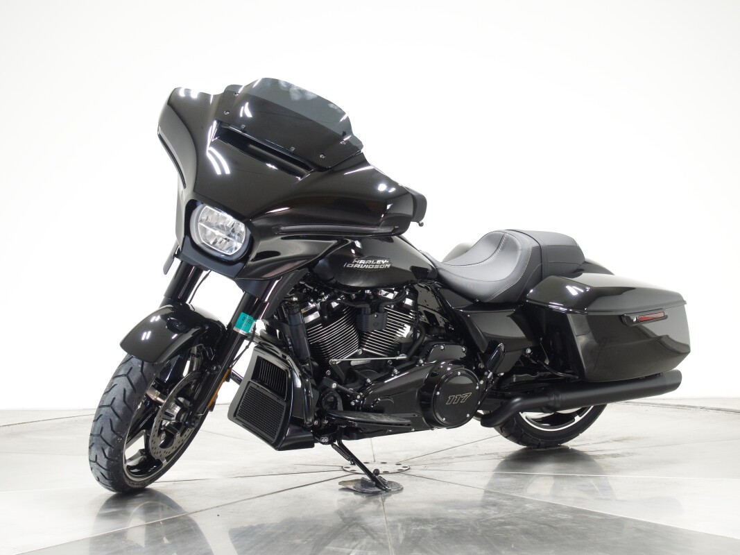 2025 Harley-Davidson FLHX Street Glide in Vivid Black - Photo 6