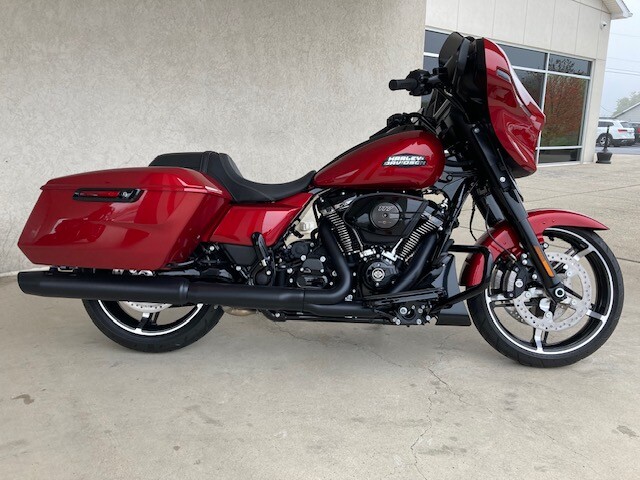 2025 Harley-Davidson Street Glide FLHX Brilliant Red - Black Finish