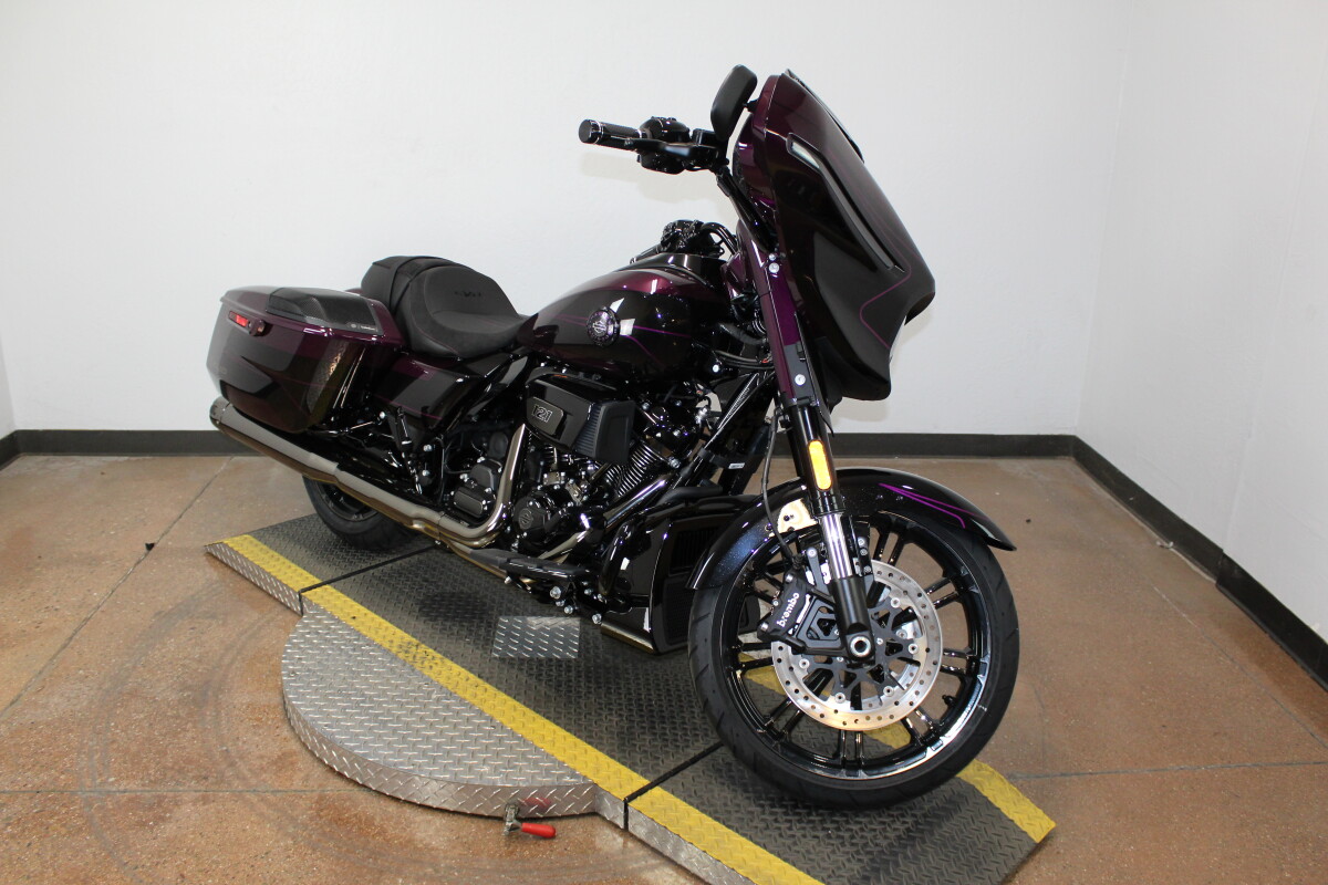Harley-Davidson CVO Street Glide 2025 FLHXSE 84644293 POISON BERY FDE - Photo 2