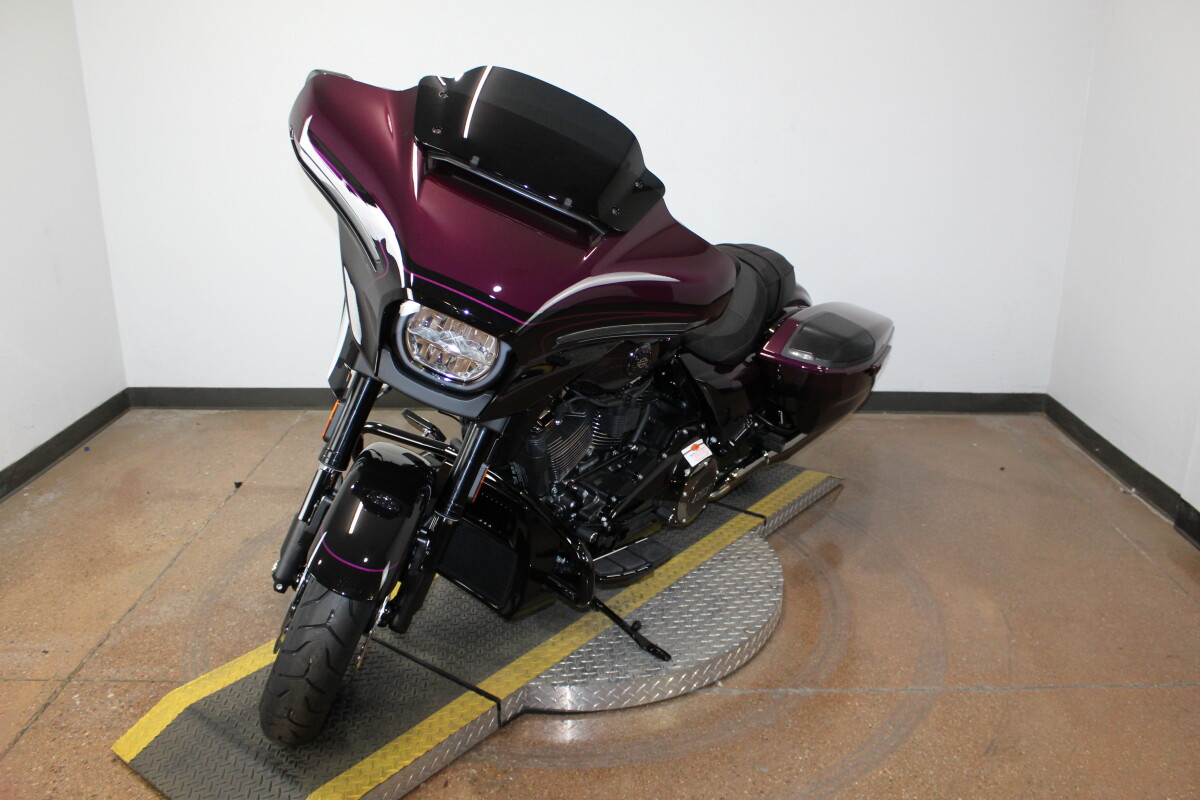 Harley-Davidson CVO Street Glide 2025 FLHXSE 84644293 POISON BERY FDE - Photo 4