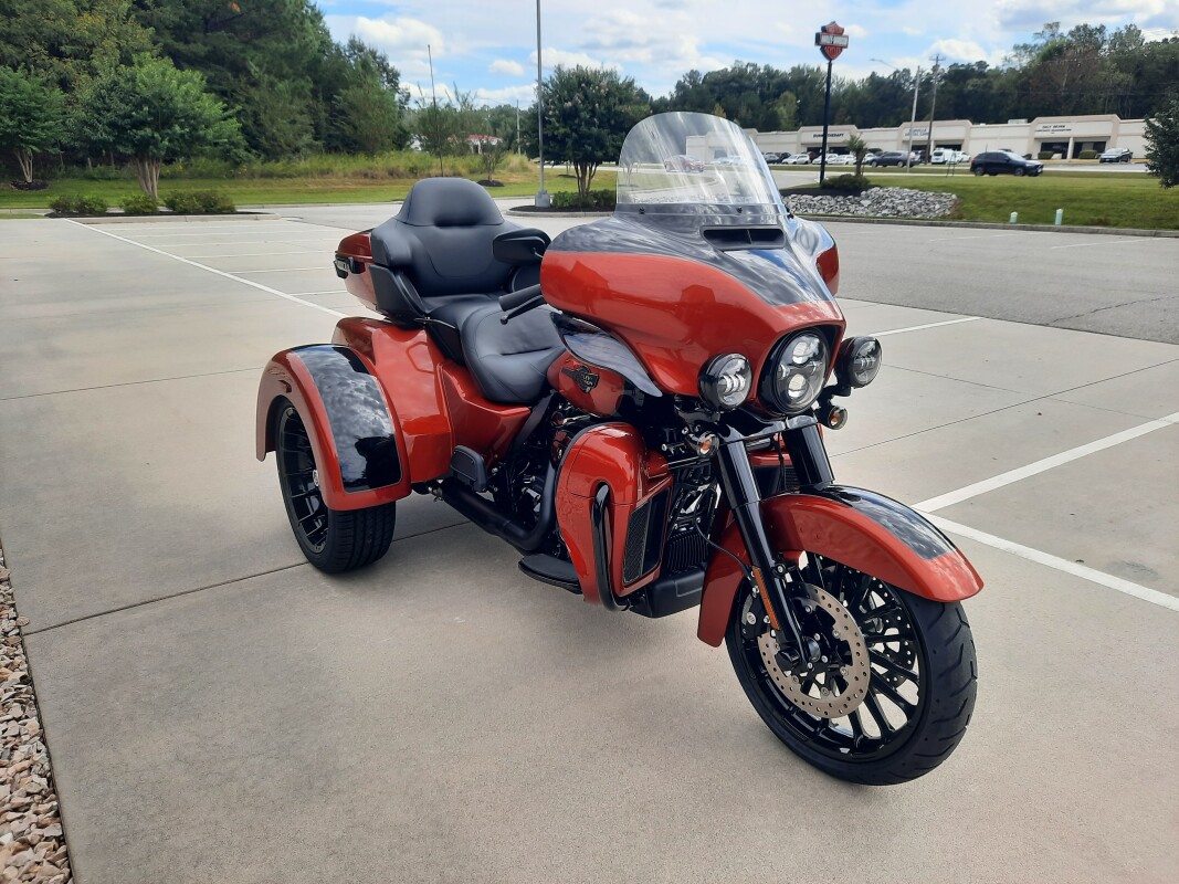 2025 Harley-Davidson Tri Glide Ultra Whiskey Fire / Vivid Black - Black Finish - Photo 4