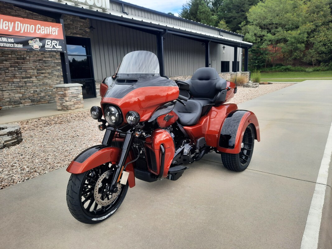 2025 Harley-Davidson Tri Glide Ultra Whiskey Fire / Vivid Black - Black Finish - Photo 2