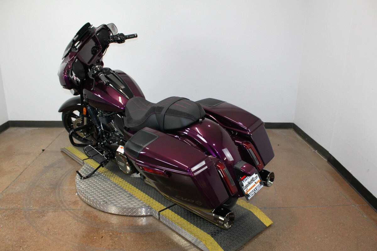 Harley-Davidson CVO Street Glide 2025 FLHXSE 84644293 POISON BERY FDE - Photo 6
