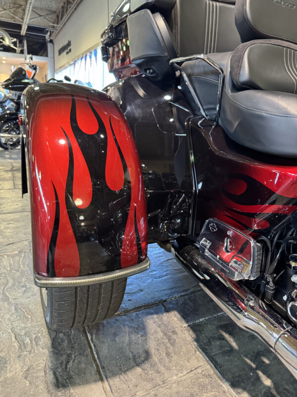 2022 CVO Tri Glide Dante’s Red Fade | HD Certified - Photo 7