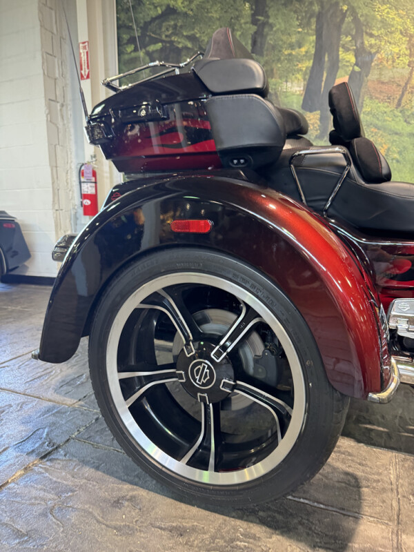 2022 CVO Tri Glide Dante’s Red Fade | HD Certified - Photo 8