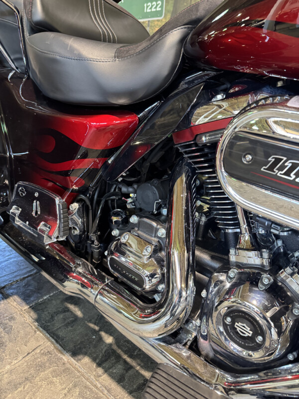 2022 CVO Tri Glide Dante’s Red Fade | HD Certified - Photo 6