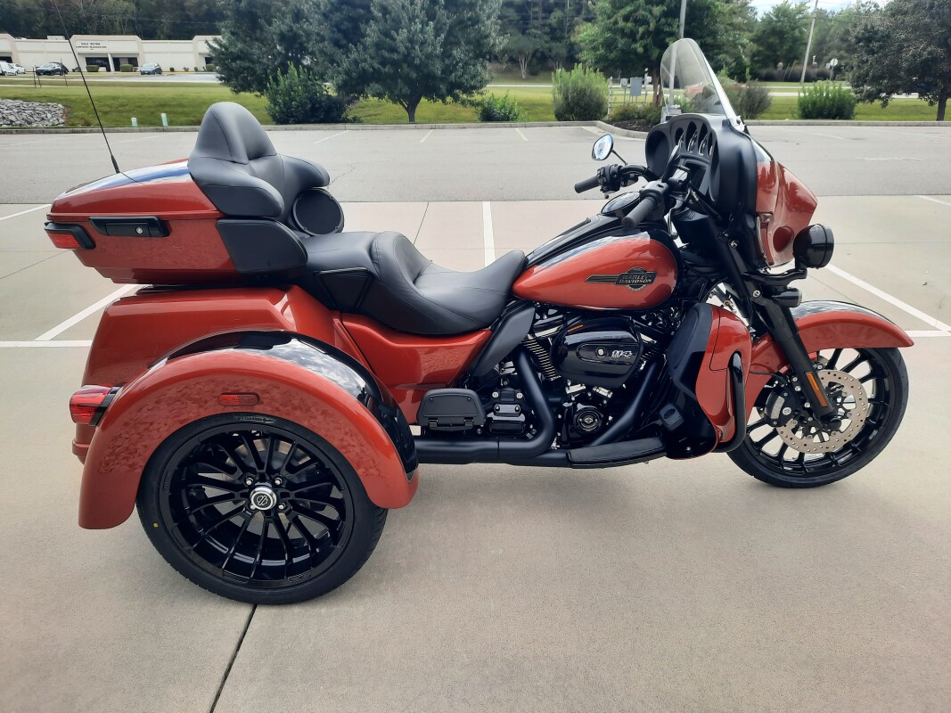 2025 Harley-Davidson Tri Glide Ultra Whiskey Fire / Vivid Black - Black Finish - Photo 5