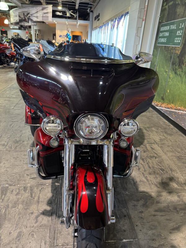 2022 CVO Tri Glide Dante’s Red Fade | HD Certified - Photo 10