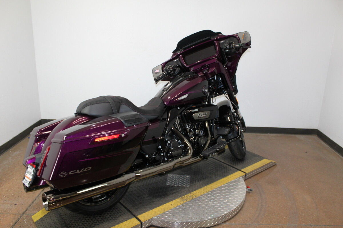 Harley-Davidson CVO Street Glide 2025 FLHXSE 84644293 POISON BERY FDE - Photo 10
