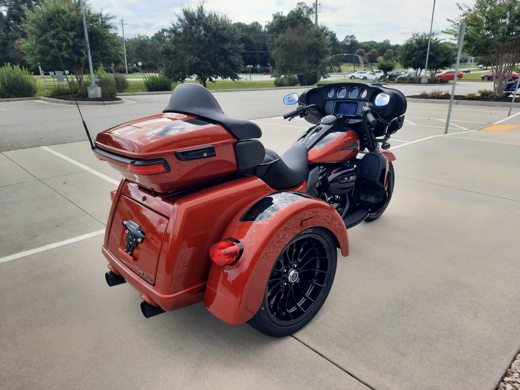2025 Harley-Davidson Tri Glide Ultra Whiskey Fire / Vivid Black - Black Finish - Photo 6