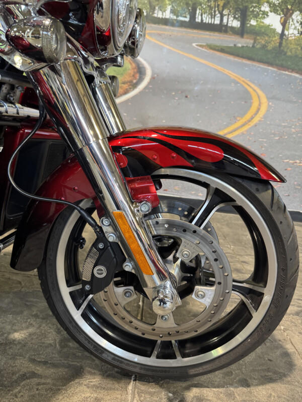 2022 CVO Tri Glide Dante’s Red Fade | HD Certified - Photo 9