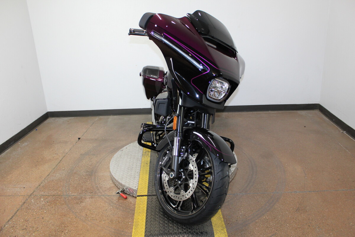 Harley-Davidson CVO Street Glide 2025 FLHXSE 84644293 POISON BERY FDE - Photo 3