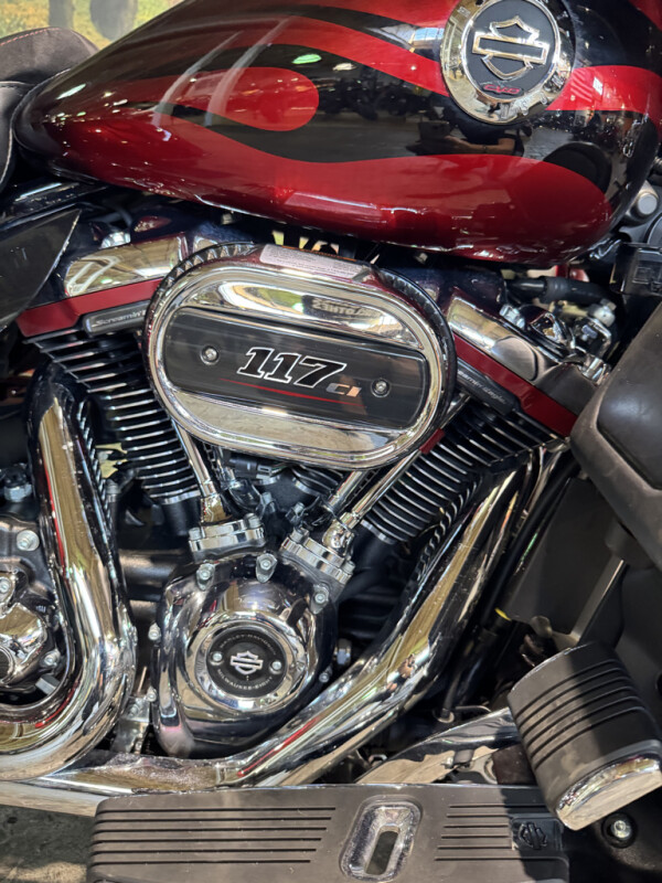 2022 CVO Tri Glide Dante’s Red Fade | HD Certified - Photo 3