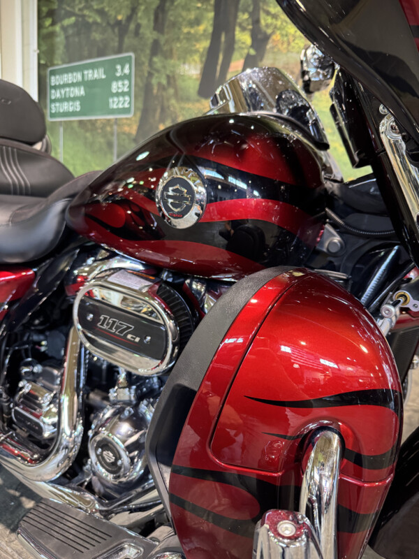 2022 CVO Tri Glide Dante’s Red Fade | HD Certified - Photo 2