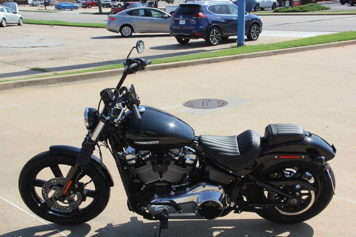 2025 Harley-Davidson Street Bob Vivid Black w/Cast Wheels - Photo 3