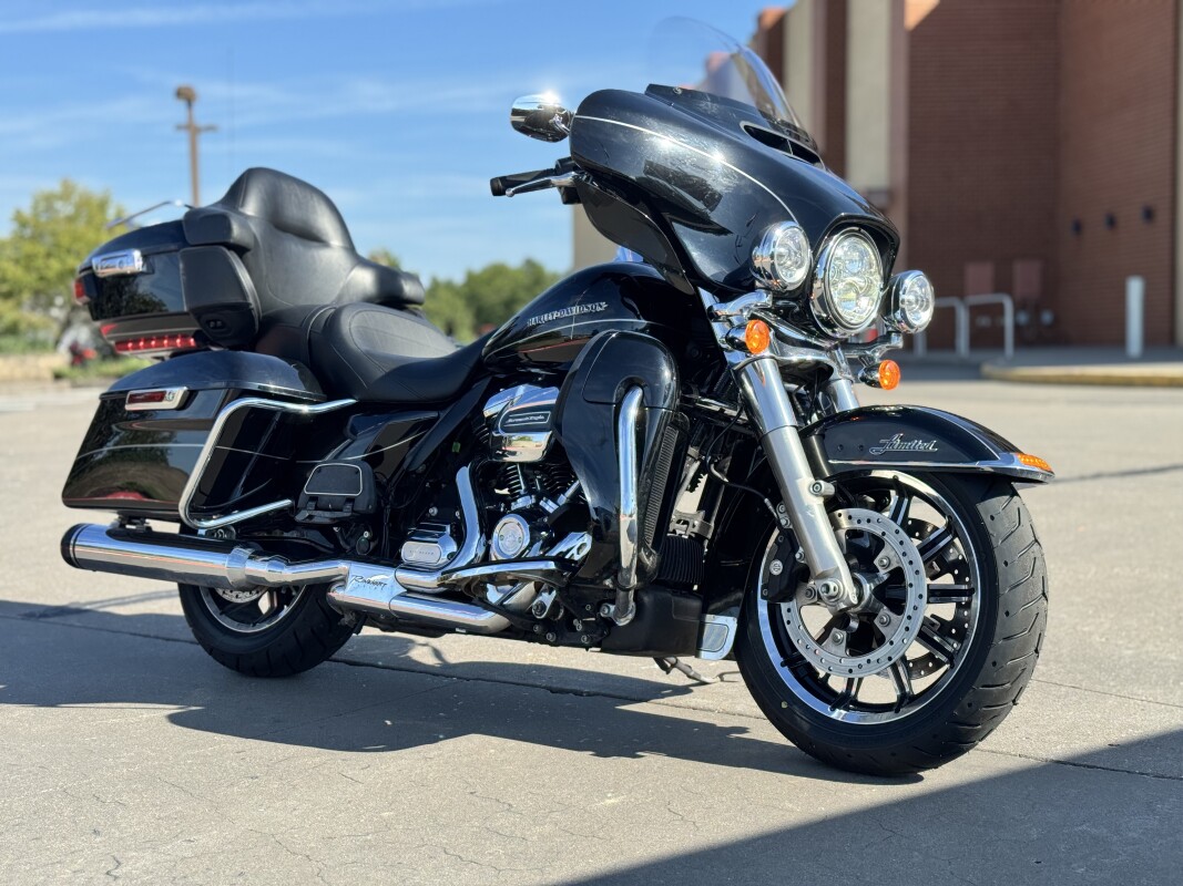 2017 Harley-Davidson Ultra Limited FLHTK Black Hills Gold/Black Quartz 656040 - Photo 2