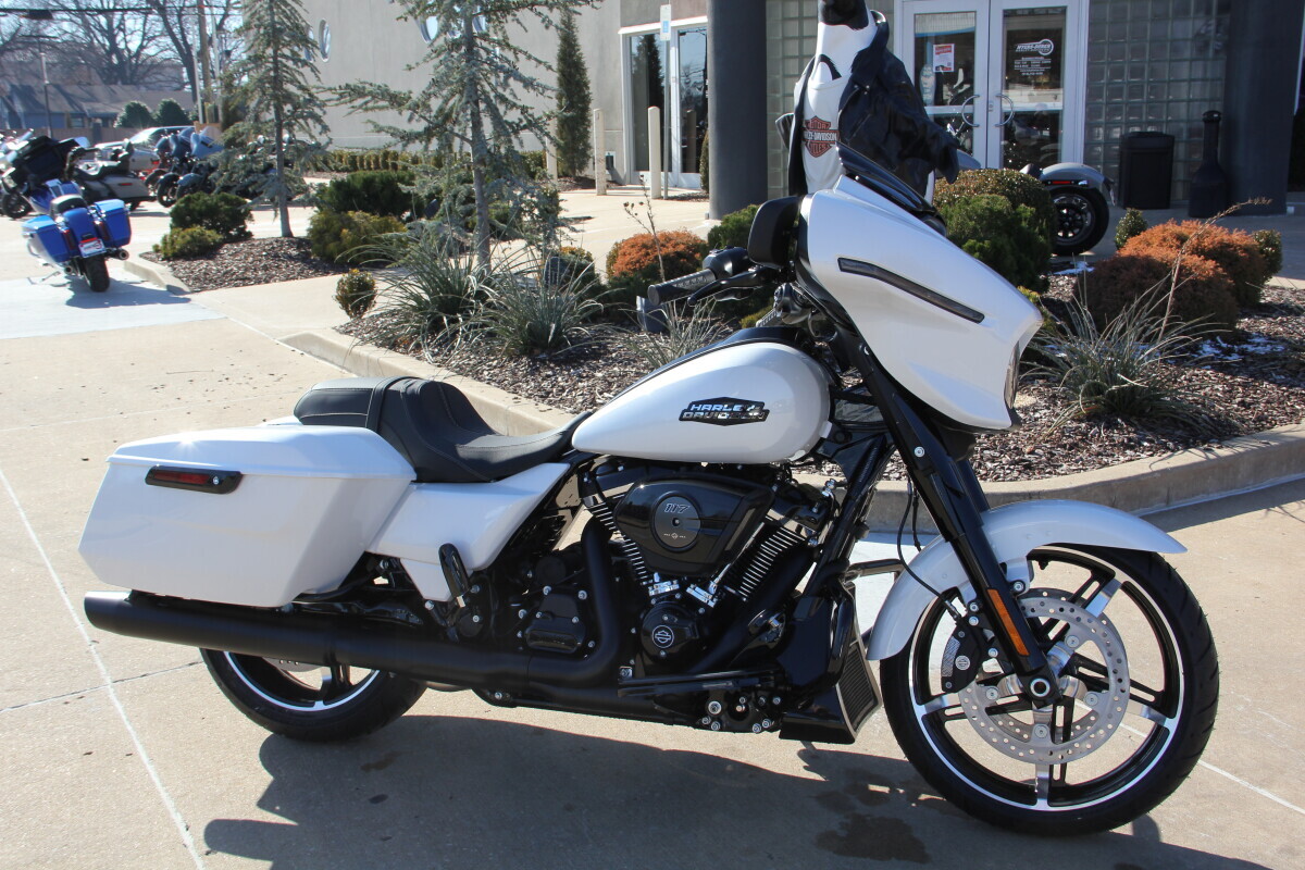 2025 Harley-Davidson Road Glide White Onyx Pearl - Black Finish - Photo 4