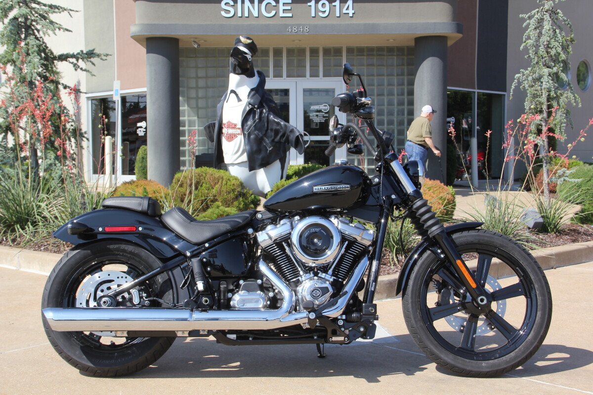 2025 Harley-Davidson Street Bob Vivid Black w/Cast Wheels - Photo 2