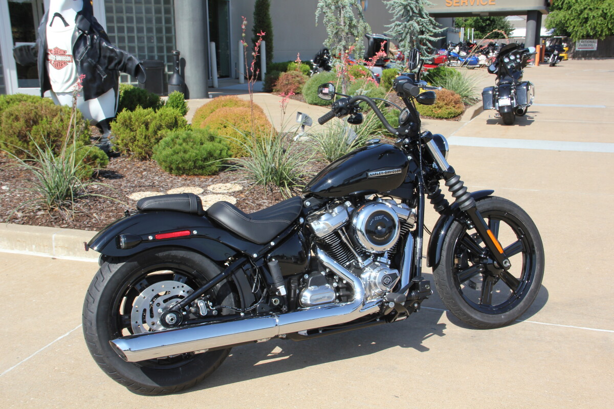 2025 Harley-Davidson Street Bob Vivid Black w/Cast Wheels - Photo 5