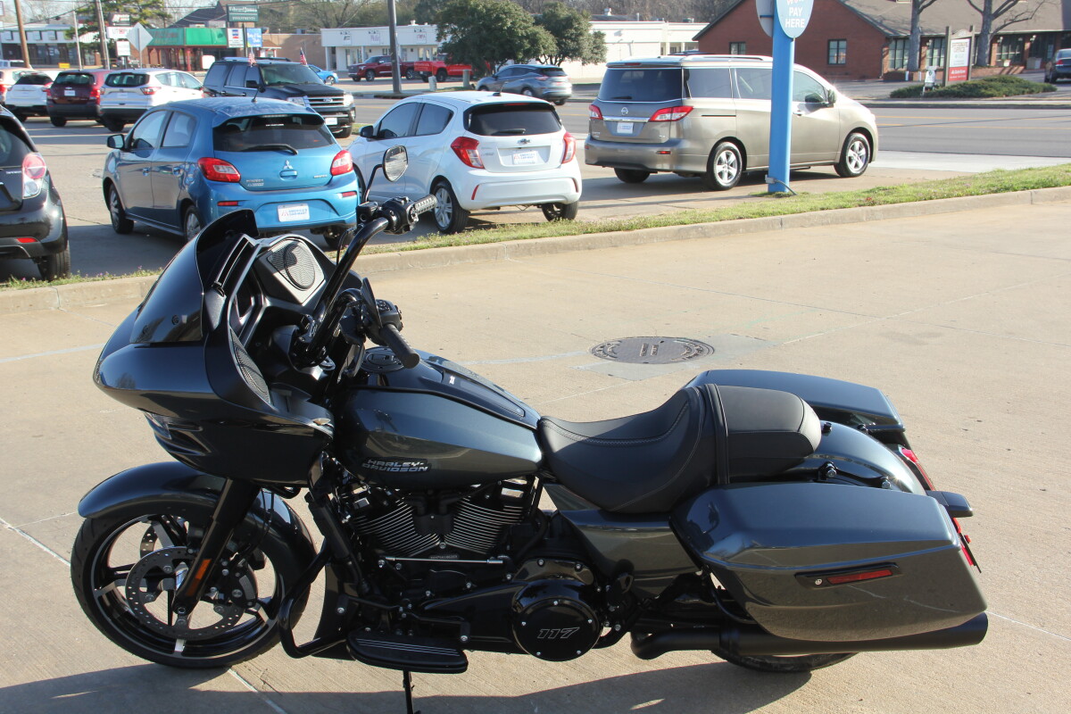 2025 Harley-Davidson Road Glide Iron Horse Metallic - Black Finish - Photo 3