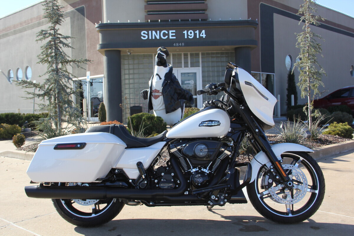 2025 Harley-Davidson Road Glide White Onyx Pearl - Black Finish - Photo 2