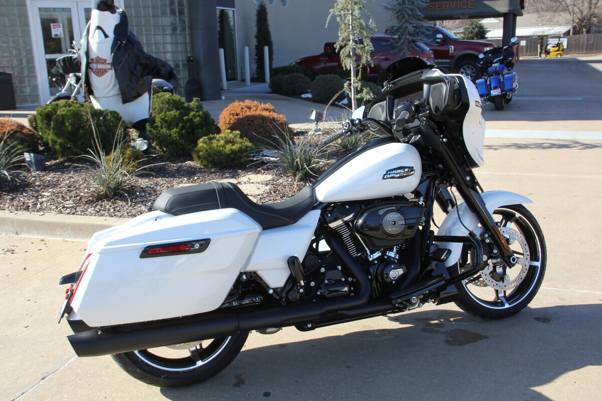 2025 Harley-Davidson Road Glide White Onyx Pearl - Black Finish - Photo 5