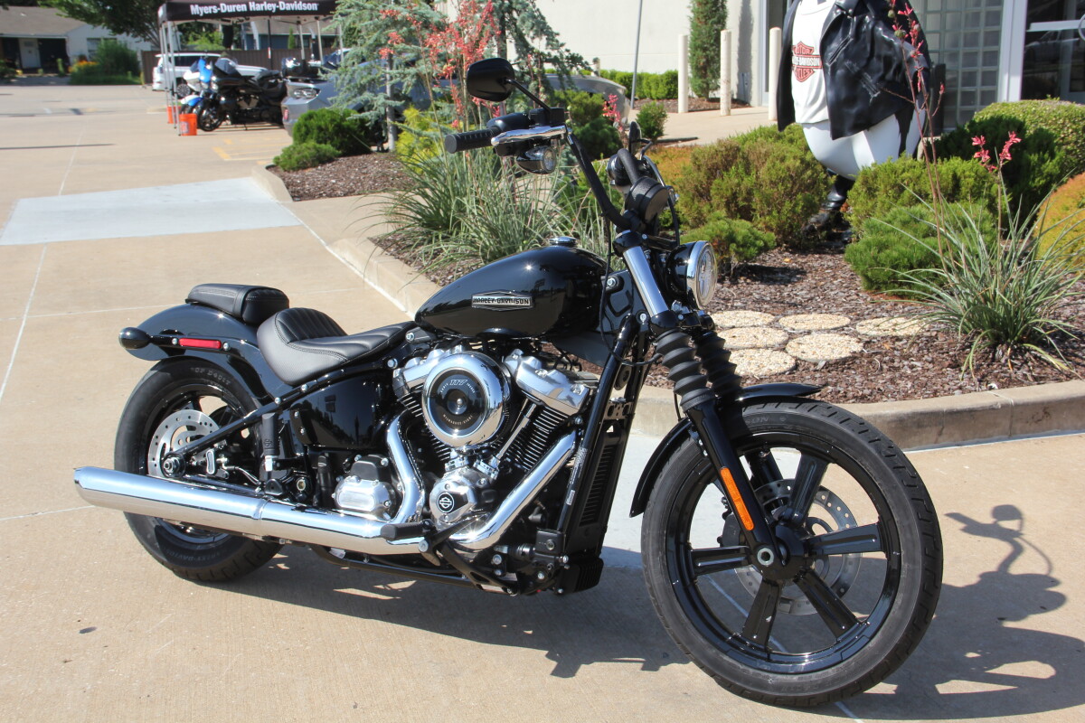 2025 Harley-Davidson Street Bob Vivid Black w/Cast Wheels - Photo 4