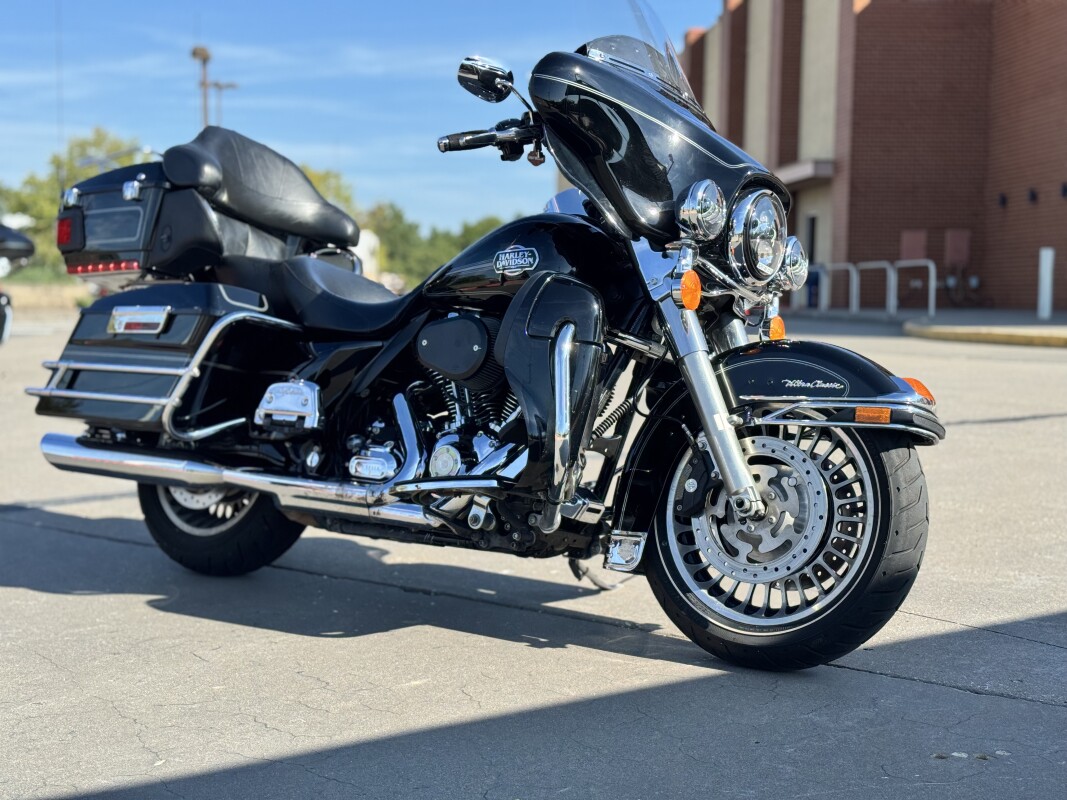 2010 Harley-Davidson Electra Glide Ultra Classic FLHTCU BLACK 626146 - Photo 2