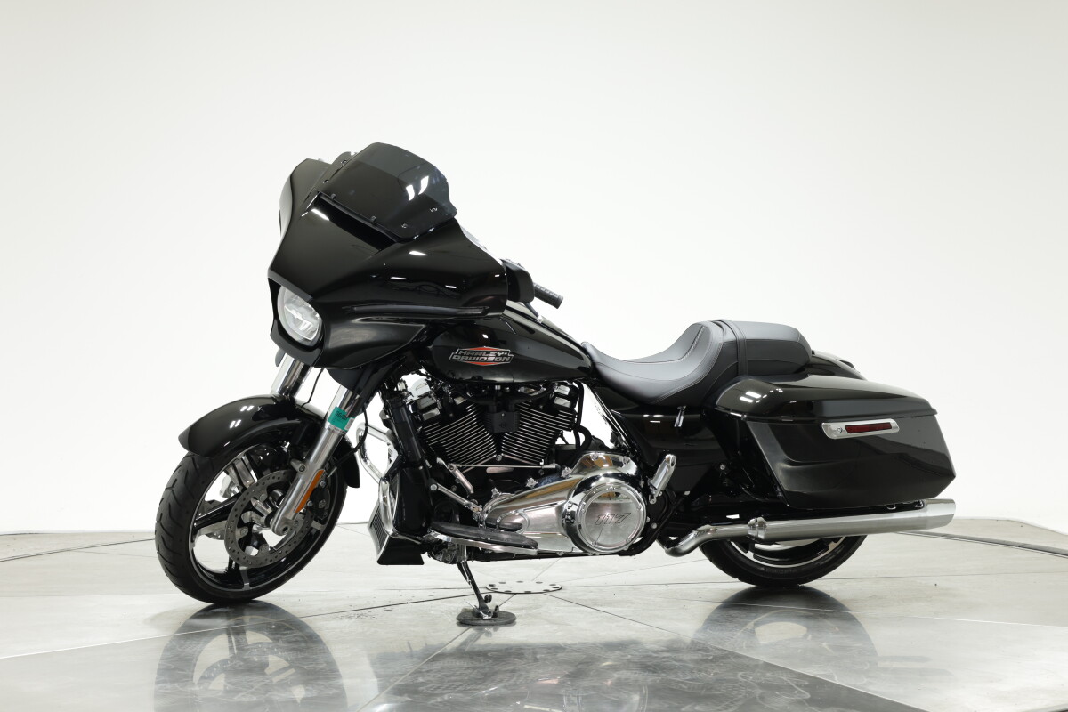 2025 Harley-Davidson FLHX Street Glide in Vivid Black with 10 miles - Photo 8
