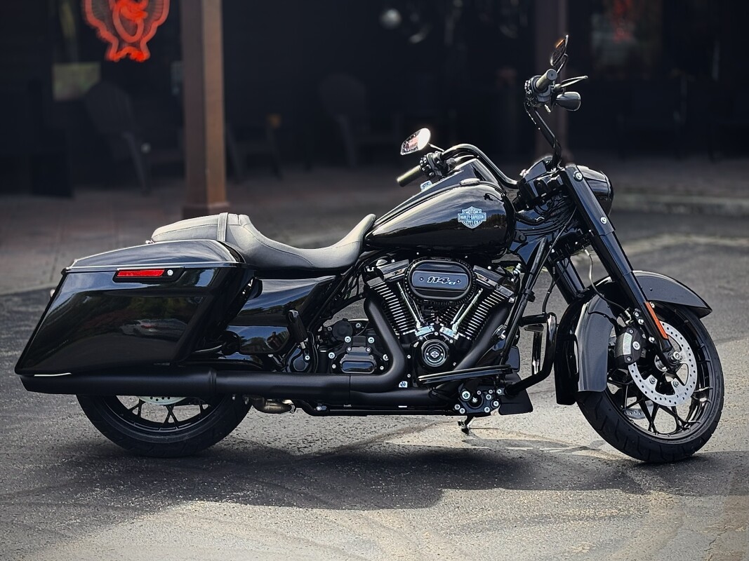 2025 Harley-Davidson Road King Special Vivid Black