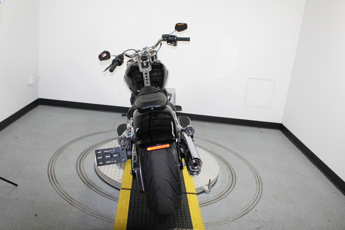 Harley-Davidson Fat Boy 2025 FLFB 84649389 VIVID BLACK W/ PINSTRIPE - Photo 8