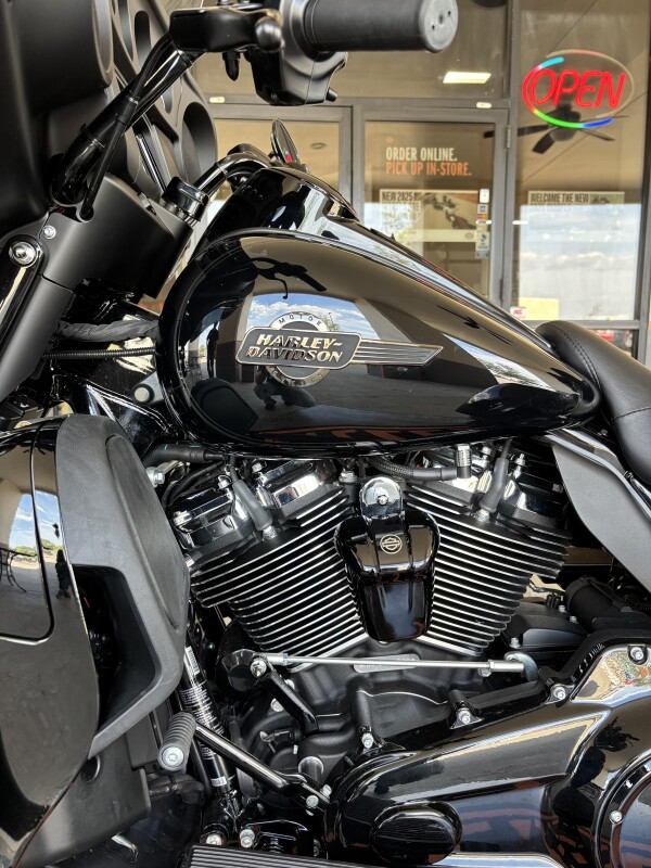2025 Harley-Davidson Tri Glide Ultra VIVID BLACK W/ PINSTRIPE - Photo 2