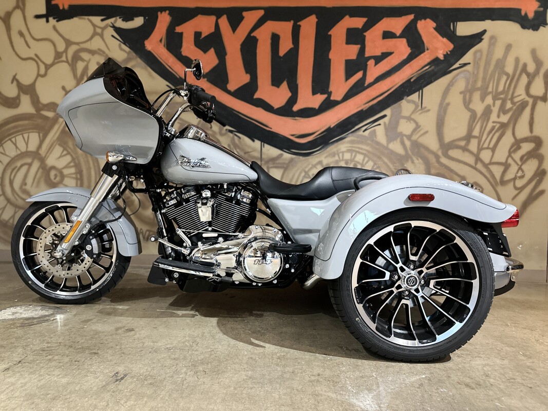FLTRT 2025 Road Glide 3 - Photo 9
