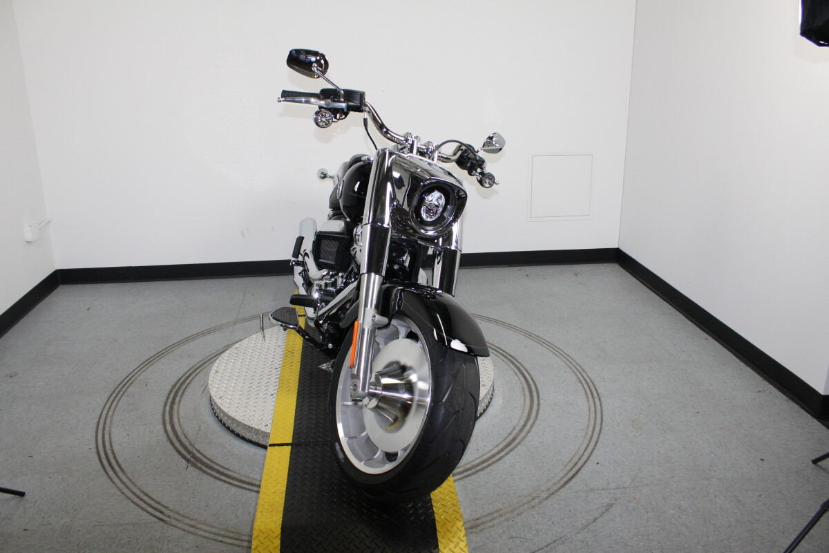 Harley-Davidson Fat Boy 2025 FLFB 84649389 VIVID BLACK W/ PINSTRIPE - Photo 3