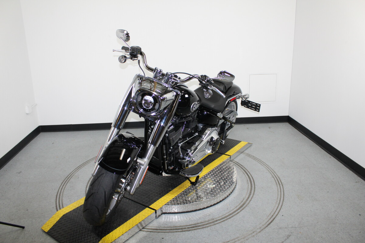 Harley-Davidson Fat Boy 2025 FLFB 84649389 VIVID BLACK W/ PINSTRIPE - Photo 4