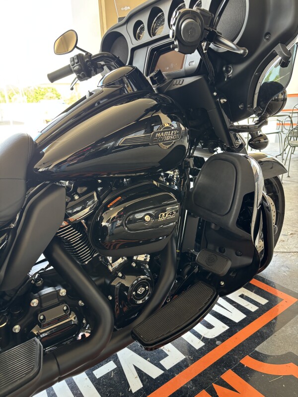 2025 Harley-Davidson Tri Glide Ultra VIVID BLACK W/ PINSTRIPE - Photo 3
