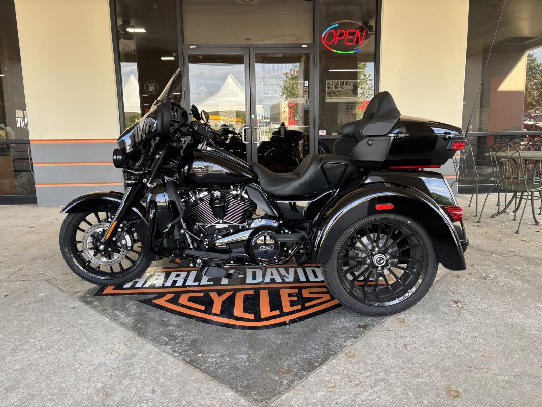2025 Harley-Davidson Tri Glide Ultra VIVID BLACK W/ PINSTRIPE